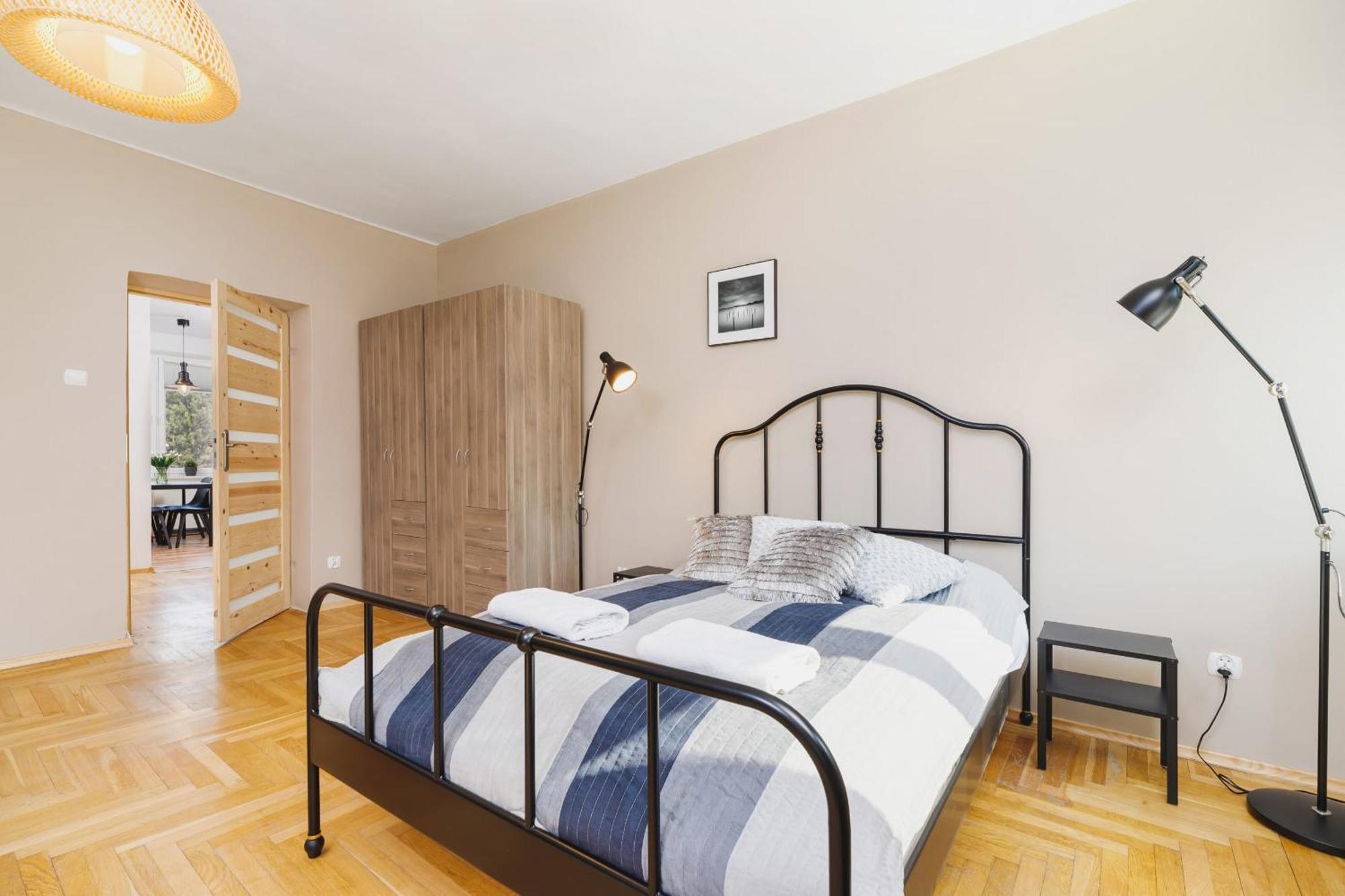 Spacious In A Great Location By Renters Apartment Krakau